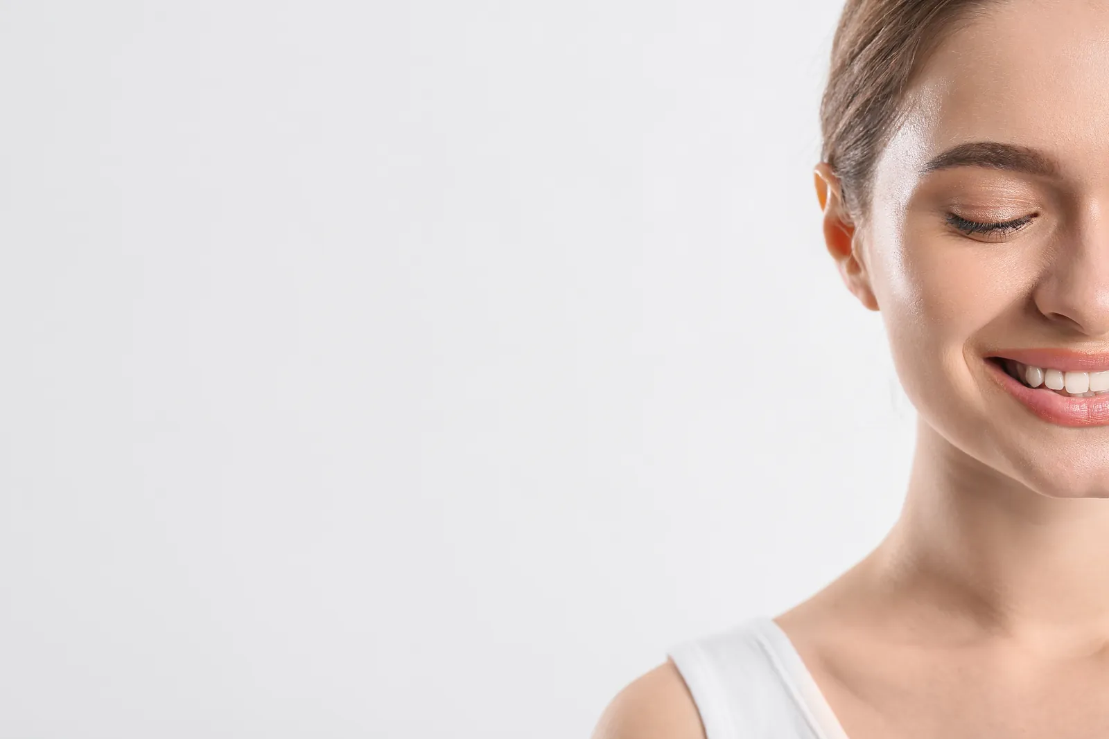 Femme souriante de trois quarts, ligne du cou et de la mâchoire
