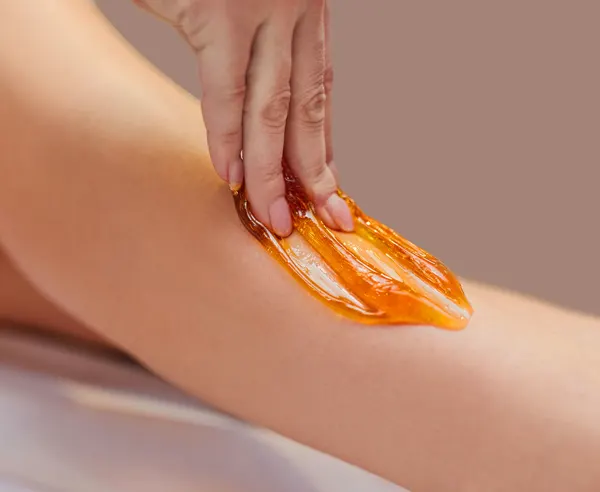 Épilation au caramel à l'institut