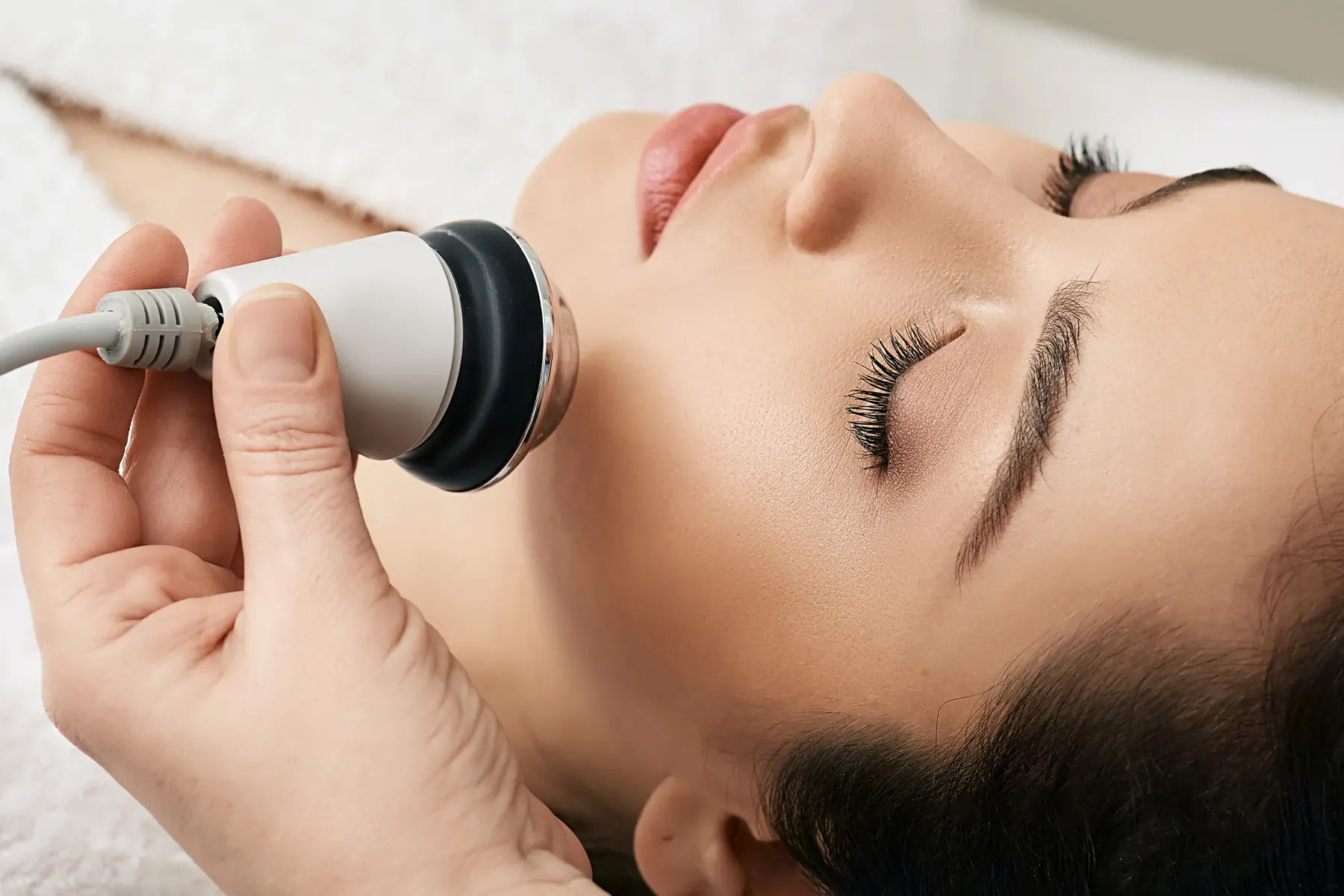 Soin de radiofréquence sur le visage